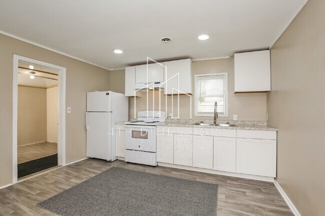 Building Photo - "Charming 2-Bedroom 1 bath home at 4222 Gl...