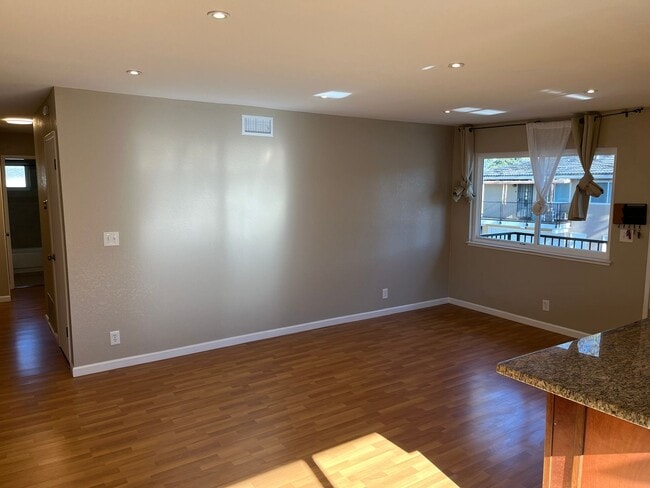 Building Photo - Updated Upstairs Condo Near Oakridge Mall with Parking & Central A/C!