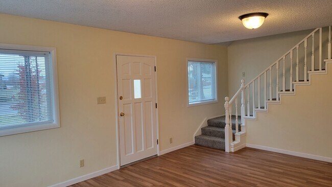 Building Photo - Updated 3 bedroom, 2 bath house in Springf...