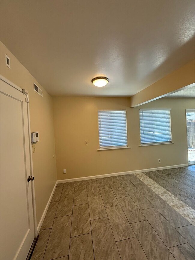 Foto del edificio - LARGE CORNER LOT HOME