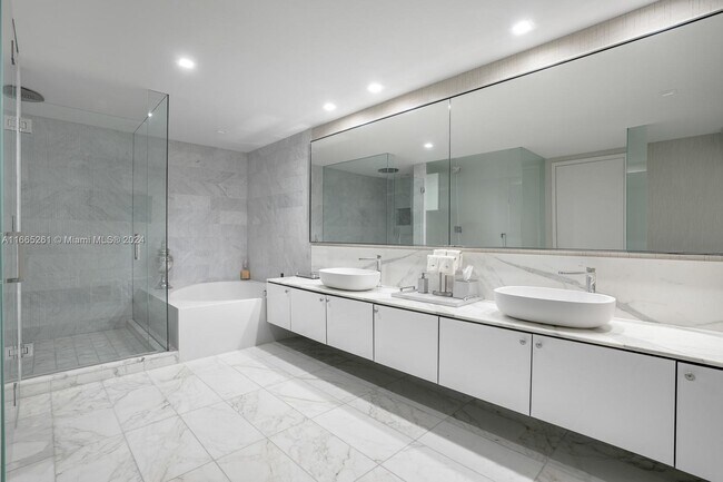 Foto del edificio - 10203 Collins Ave