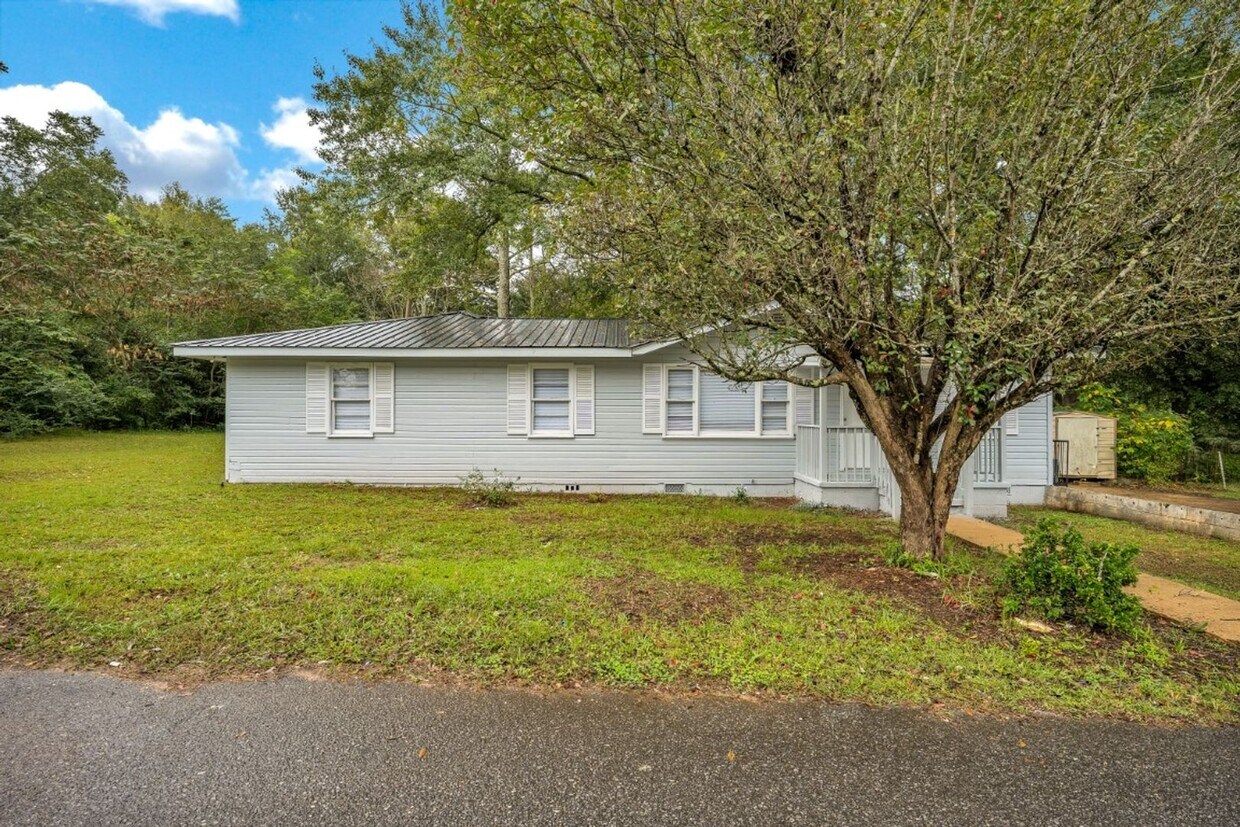 Foto principal - Renovated 4 BR Home- Move In Ready!