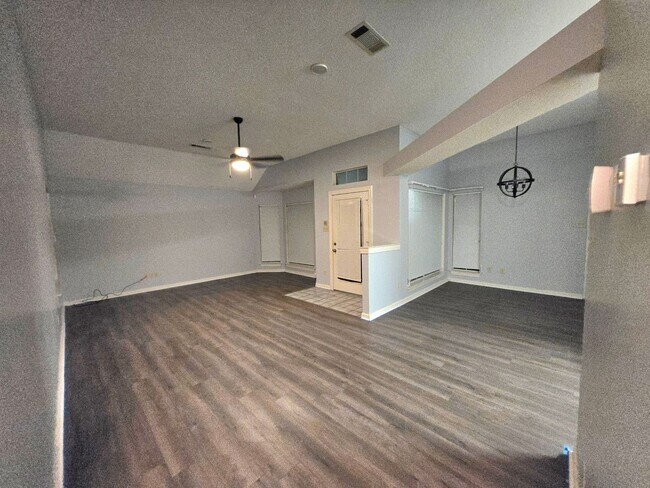 Foto del edificio - For lease- 3 bedroom,  2 bath home w/2 car garage