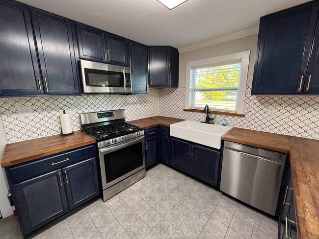 Building Photo - Remodeled 2 Bedroom, 1 Bathroom home near ...