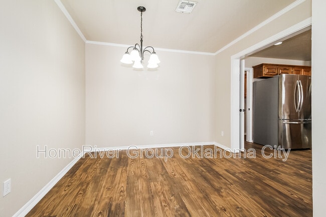 Building Photo - 2521 Ridgewood Dr