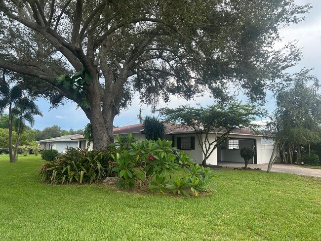 Foto del edificio - 2450 Mineola Dr N