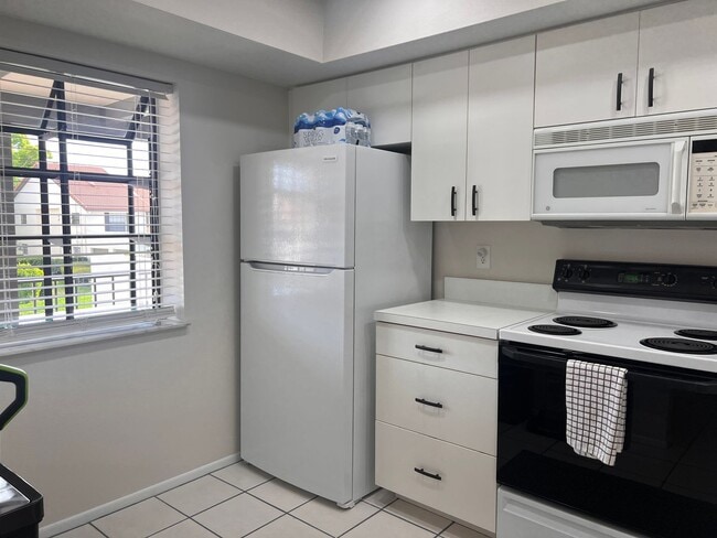 Building Photo - 2bd/2ba Townhome