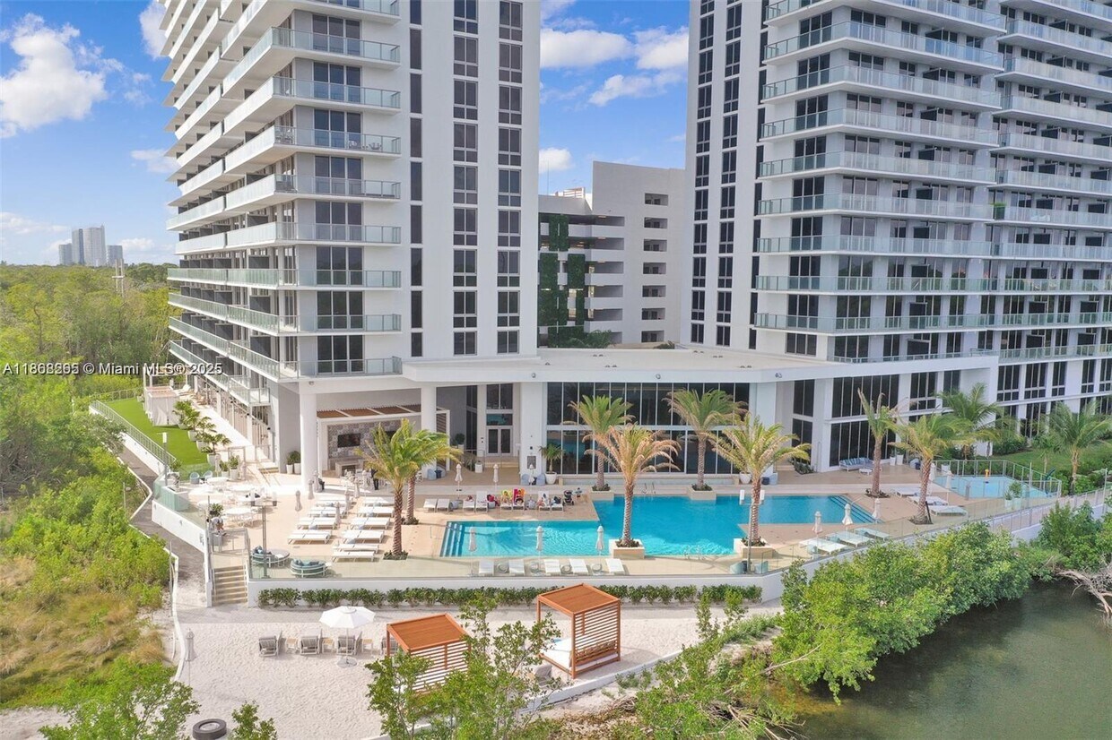 Foto principal - 16385 Biscayne Blvd