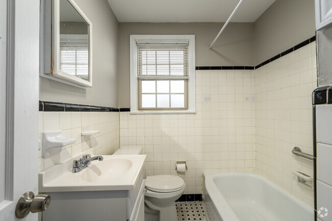 2BR, 1BA - 617SF - Bathroom - Parklynn Apartments