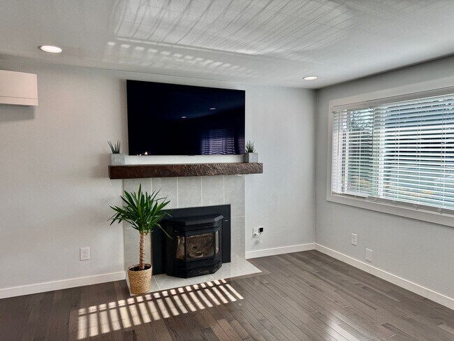 Building Photo - 4-Bedroom Kirkland Home on Large Corner Lot with A/C & Expansive Backyard