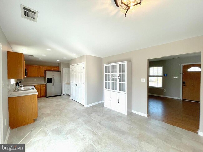 Building Photo - 813 Yardley Dr