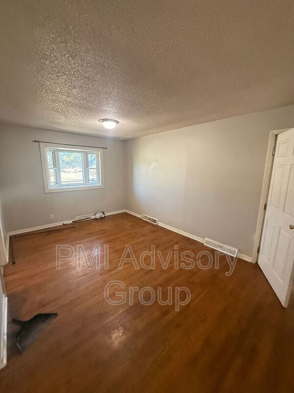 Building Photo - 1805 SW Clearview Cir