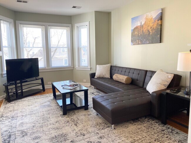 Foto del edificio - 2838 N Drake Ave