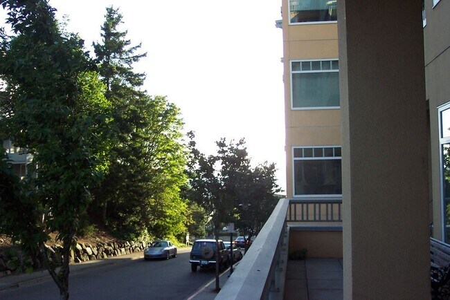 Foto del edificio - Gorgeous 1-BR + Den, Downtown Kirkland Condo, Steps to the Lake!