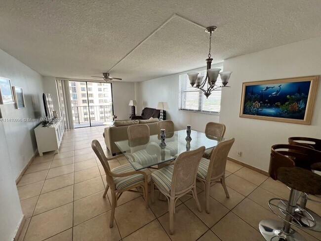 Building Photo - 2625 Collins Ave