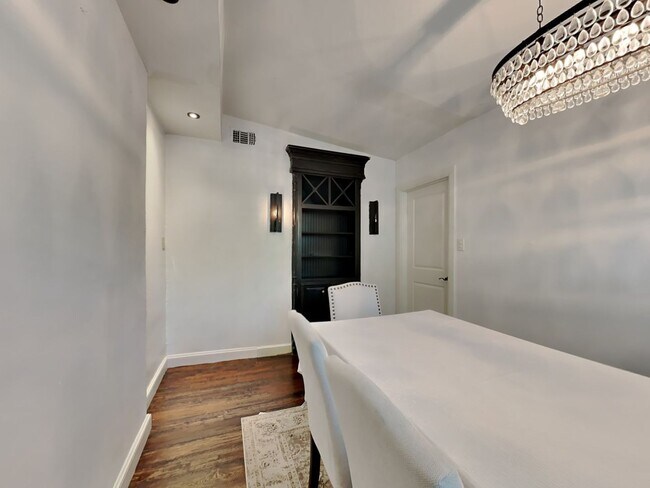 Foto del edificio - Modern Luxury home in a popular pocket of ...