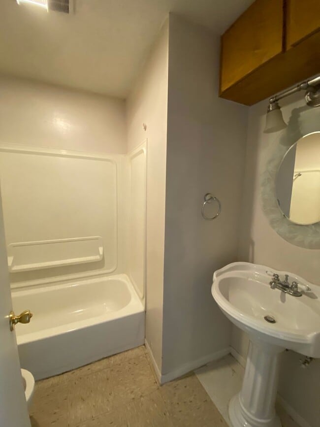 Building Photo - CUTE 3 BR IN UNIVERSAL CITY W/ EASY ACCESS...