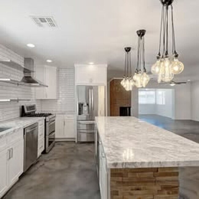 Building Photo - Great Opportunity, Great Location!   4Bed/...
