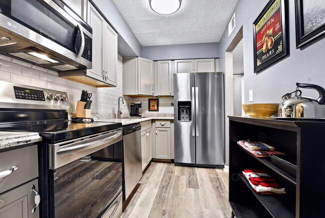 Building Photo - 7086 Wildwood Cir