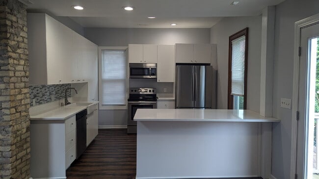 Building Photo - 1908 E Webster Pl