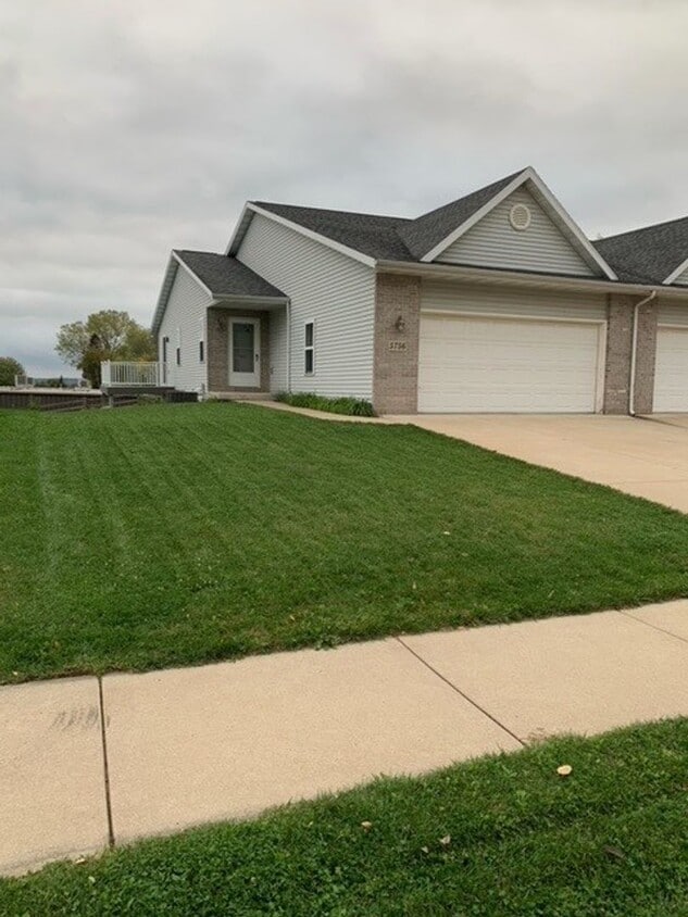 Primary Photo - Lexington Duplex