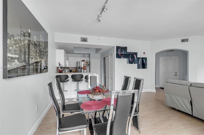 Foto del edificio - 8838 W Flagler St