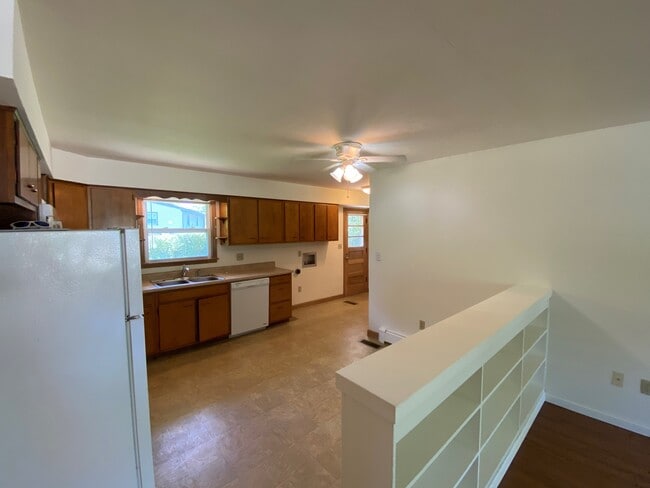 Eat in kitchen - 1003 E McHenry St