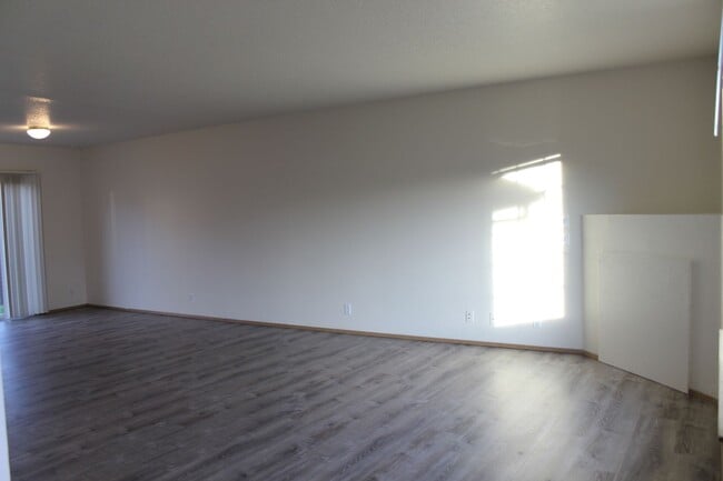 Building Photo - Three bedroom townhouse