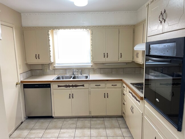 Building Photo - New paint and Carpet, cutest 3 bed 1.5 bat...