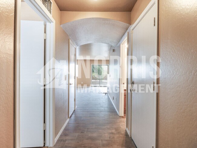 Foto del edificio - 2143 W Broadway Ave