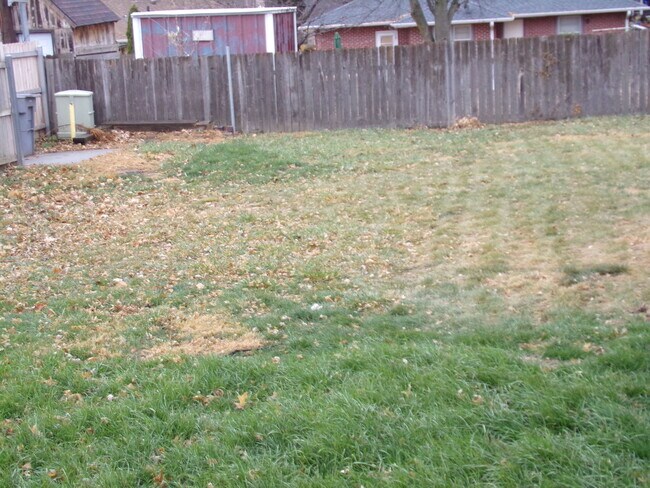 Building Photo - Very Nice 2 BR Plus House with Fenced Yard