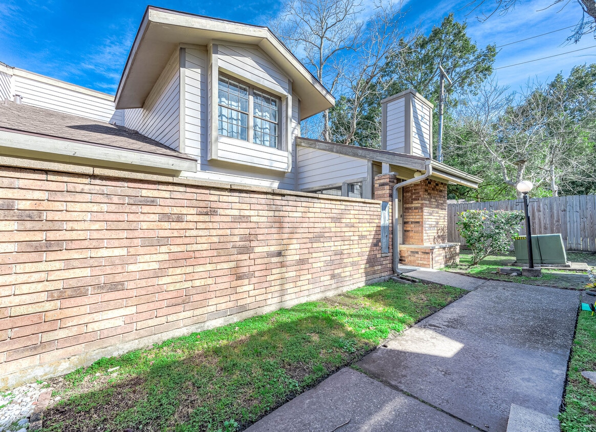 Building Photo - 200 Pecan Dr