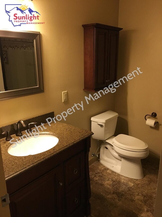 Building Photo - Duplex unit with Modern updates and a Garage - Available Now!