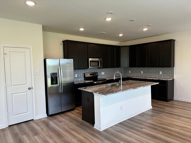 Building Photo - 4 bed 3 bath new build in the Lakes at University Place