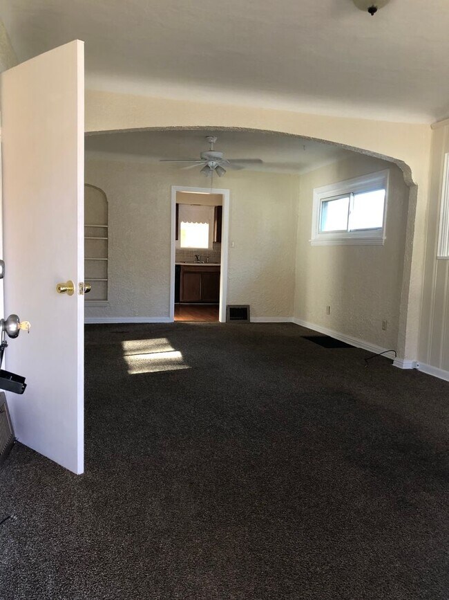 Foto del edificio - 2 bed Home for Rent with bonus room ....drive by and take a look