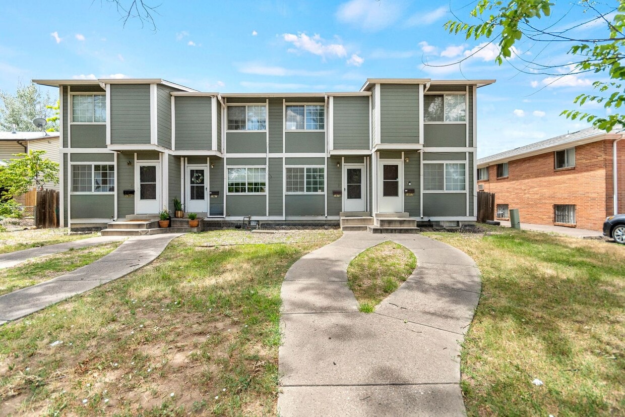 2 Bedroom Townhome - Spacious! - 2 Bedroom Townhome - Spacious!