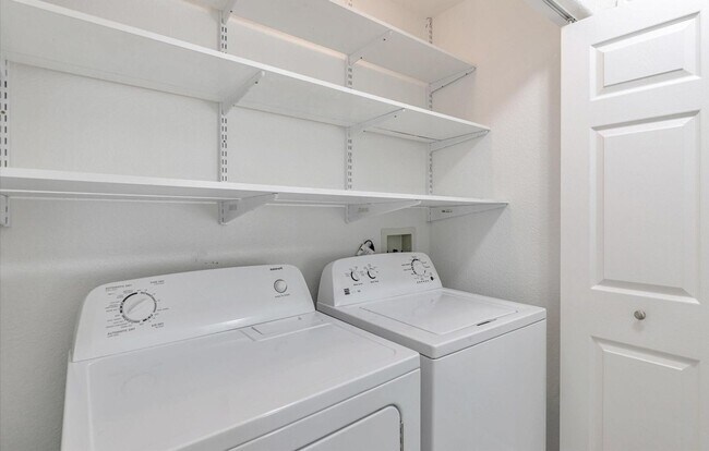 Foto del edificio - Beautifully Updated 2-Bed, 2-Bath Condo in Serene San Ramon Setting
