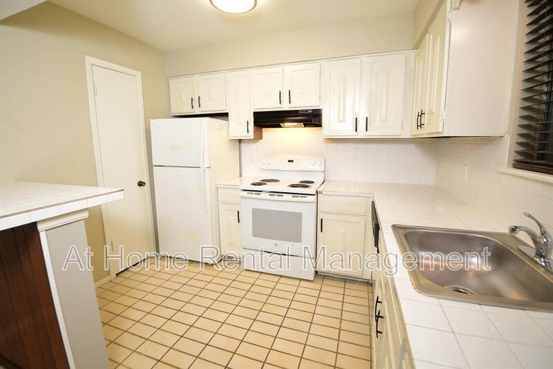 Building Photo - 4412 S 68th St Unit 475