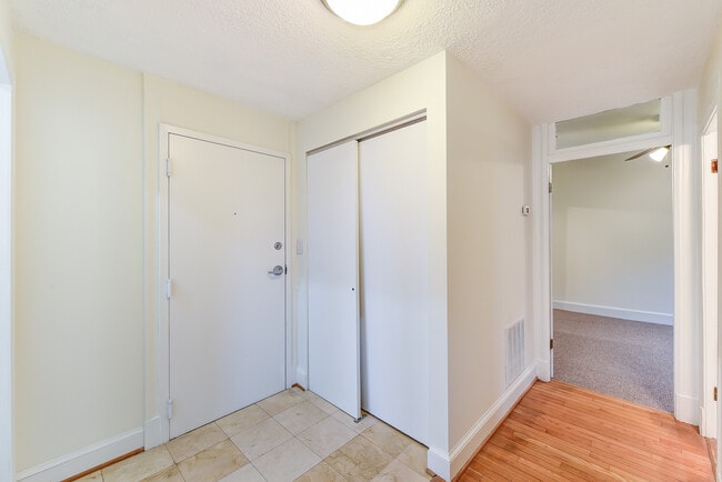 Building Photo - Top Floor Newly Renovated Two Bedroom In t...