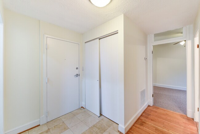 Foto del edificio - Top Floor Newly Renovated Two Bedroom In t...