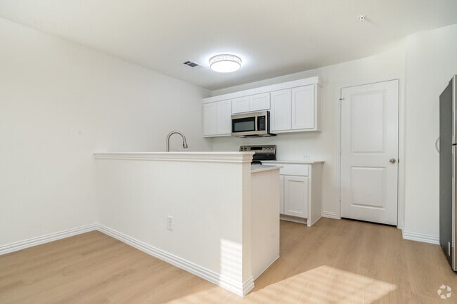 3 habitaciones, 2 baños - 1100 pies cuadrados - Cocina - 3009 Grey Wolf Cir