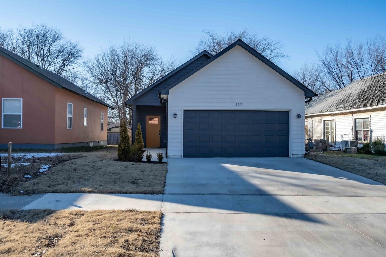 Foto principal - 3 Bed / 2 Bath Near Downtown Tulsa!