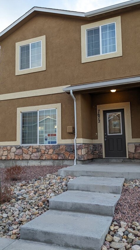 Foto principal - TWO STORY END UNIT TOWNHOME 3 BED/2.5 BATH...