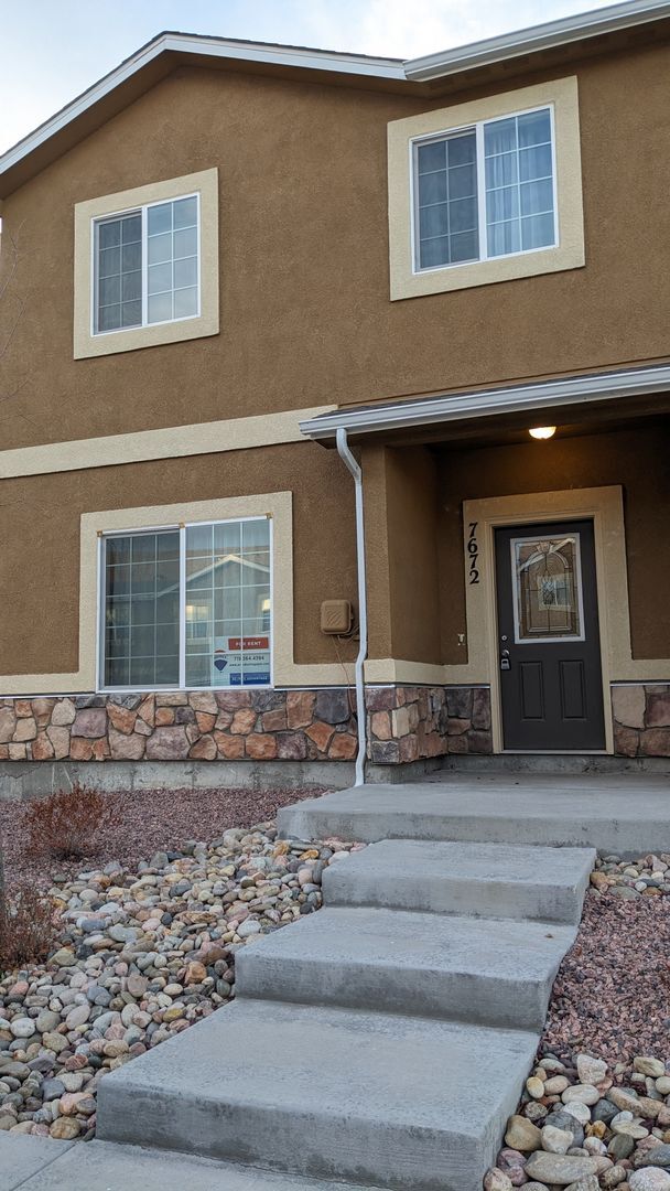 TWO STORY END UNIT TOWNHOME 3 BED/2.5 BATH... - TWO STORY END UNIT TOWNHOME 3 BED/2.5 BATH...