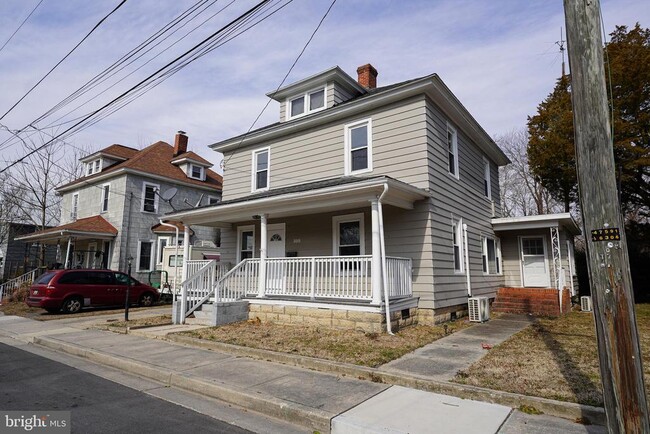 Building Photo - 305 E Pine St