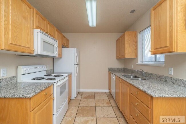 Foto del edificio - BRENTWOOD UPPER UNIT CONDO 2 Bed 1 Bath wi...