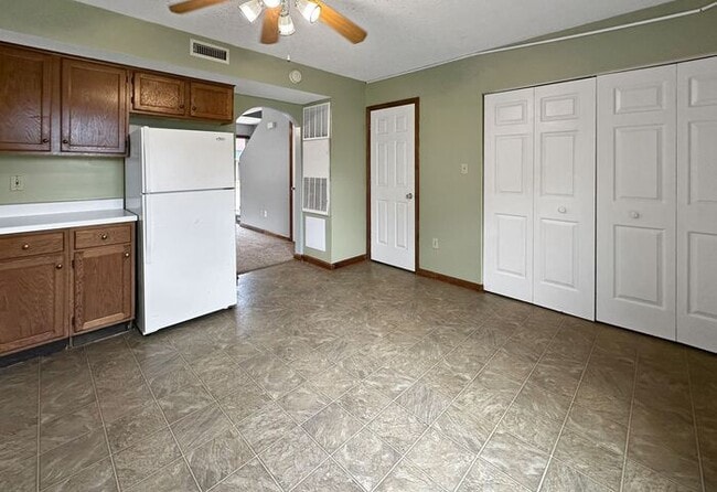 Building Photo - 2BD/1.5BA Unit at Pinecrest Apartments in ...