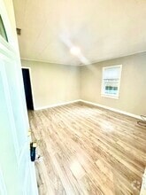 Building Photo - 257 N Pine Ave