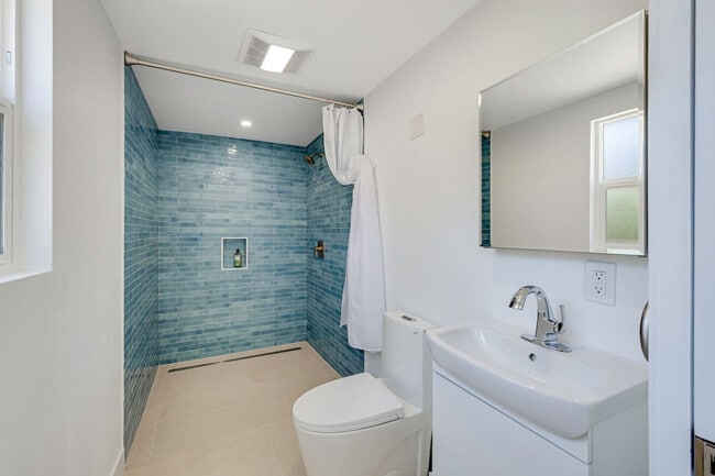Building Photo - 9955 Baybreeze Dr