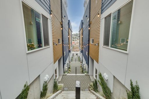 Foto del edificio - Queen Anne West Townhome with A/C Available Now!